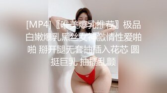 颜值美少女 偷偷躲在卧室中一个人直播自慰，全裸自慰极品大蝴蝶逼阴唇很厚，里面很粉