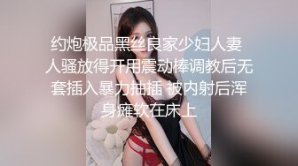 情趣酒店绿色主题白色大圆床摄像头偷拍情侣开房男的一边玩手机一边和女友玩六九式