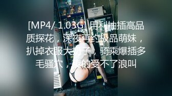 高铁跟了好几节车厢TP美女列车员嘘嘘