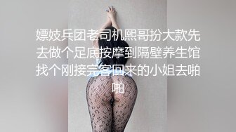 外面下着大雨 车里漂亮少妇吃着鸡 外面看不到里面 我吃掉了 哎呦 表情好像不是很美味 不停有人走过 这技术真心不错