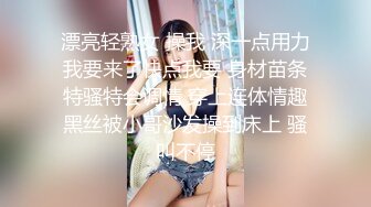 【清凉一夏❤️女神露出】户外露出被发现了，能怎办？赶紧跑啊！老师办公室掏出来给你看看 找了好多点 终于找到个探头死角