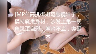 【新片速遞】&nbsp;&nbsp;小夫妻真有情趣 丰满白皙老婆穿上情趣服饰翘着大屁股吞吐鸡巴很会撩人啪啪啪啪快速碰撞抽送干穴【水印】[2.46G/MP4/57:18]