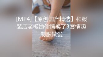 跟随抄底两漂亮闺蜜 一个都不放过 统统拿下 屁屁都很性感