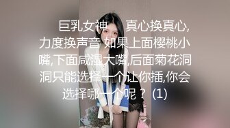 超棒女神丰乳肥臀有点妖艳，翘起屁股特写电臀，一线天极品馒头穴