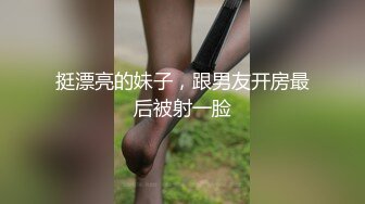 彼女の親友が机の下にこっそり隠れてフェラチオ