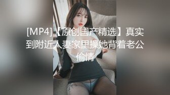 [MP4/ 682M] 豪华包房中玩弄一个齐肩发御姐范妹子被纹身大哥疯狂吮吸舔穴，白虎干净水嫩多汁