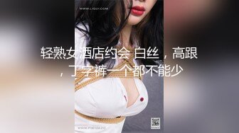 露脸女跪下吃鸡巴