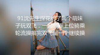 大佬躲在女厕左右逢源偷拍来尿尿的女生,还趁女生玩手机的时候直接怼着逼拍