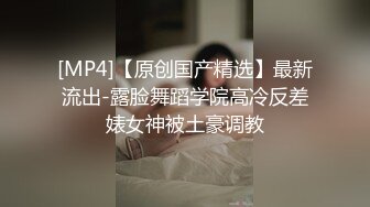 大神一路跟踪抄底透明内裤的黑丝小姐姐好像被发现了