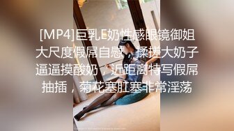 骚女友穿着睡衣就在桌子底下帮我口