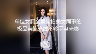 这美女也太牛了吧 当这么多人面撒尿，完全无视路人存在啊