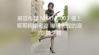 很会打扮的极品美御姐范气质女郎，超多角度完美展现自己一线天