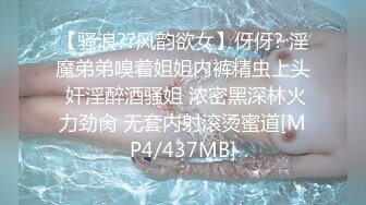 一边操着一边拍着3p