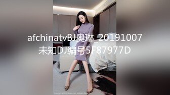 颜值不错少妇演绎勾引修管道小哥啪啪，口交开裆肉丝抽插出白浆呻吟娇喘，很是诱惑喜欢不要错过