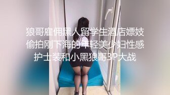 两个单男在家里轮流操老婆