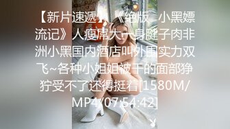 两个极品年轻小妹的4P生活，小嘴塞不下的大鸡巴深喉口交，情趣黑丝内衣诱惑，无毛白虎逼各种抽插