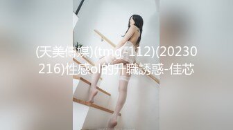 蜡笔老公专攻足浴按摩勾搭技师，带两个妹子回房间双飞，跪着口交前后夹击，沙发翘起屁股一个个后入猛操