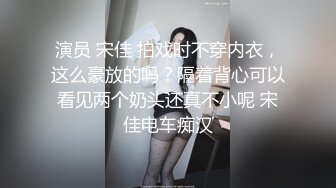 中年夫妻看着电视在客厅沙发大战一番骚妻