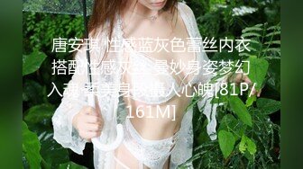 很是風騷淫蕩美少婦穿著開襠網絲不停的翹著屁股展示大肥臀和騷穴 掰開騷穴很淫蕩