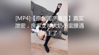 新来的良家小少妇露脸颜值不错，漏着骚奶子边吃饭边跟狼友发骚，揉奶摸逼自慰呻吟，跟狼友互动精彩不要错过