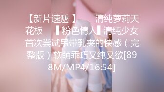 《母子乱伦》趁着中午家里没人还是忍不住冒险和妈妈打一炮 开始不同意但是一摸就像换了个人一样