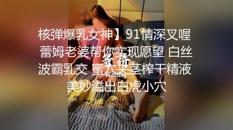 约牛仔裤妹子在沙发啪啪