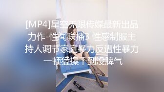 粉色透明內褲騷女地攤上挑香蕉,陰唇完全暴露