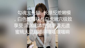 漂亮的小娘子揉着骚奶子口交大鸡巴，让大哥后入干屁股爆射