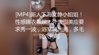 化妆品高雅美女，尿尿抿嘴献出可爱的酒窝 真好看，一边尿尿一边思考，这样的娴雅美女在想什么呢？