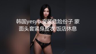 中性打扮短发酷酷美女，S型翘起好身材，没穿内裤掰穴特写，坐在椅子上玻璃黄瓜抽插，进进出出闭着眼睛享受