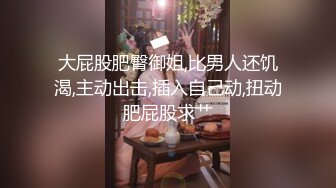 白丝马尾骚学妹跟小哥哥开房，让小哥抱在怀里揉奶玩逼，大鸡巴各种抽插爆草，浪叫呻吟不止，听狼友指挥玩弄