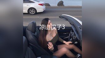 巨乳妻子和老公在厨房关起门来做饭，用辣椒辣老公小弟弟，被辣的爽么，跪舔大鸡巴 ，客厅还传来家人声音 刺激哦！