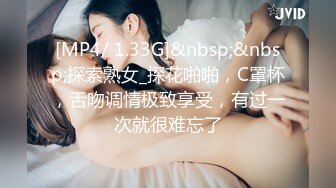 穿情趣装的极品御姐少妇，漏出两个圆润的骚奶子，奶水湿身诱惑，淫声荡语叫爸爸，道具抽插骚穴尿尿给狼友看