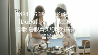 [MP4/ 727M] 胸前玫瑰纹身无毛骚女带闺蜜一起，和炮友激情大战闺蜜旁边观战，埋头交骑乘快速打桩