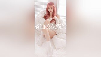 颜值高身材好的御姐少妇全程露脸极大秀，奶子很挺屁股很翘，掰开骚穴给狼友看特写，自慰阴蒂，淫语互动狼友