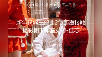 真实母女双飞全程露脸，幸福小哥玩弄母女花，先给狼友展示骚逼，沙发上就把老骚妈干了，轮草抽插浪荡呻吟