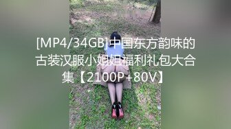 商场白色隔板全景后拍多位美女尿尿2 (2)