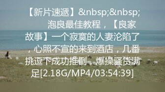 山西运城邀请单男一起干老婆的骚逼，老婆穿上性感的连体黑丝袜，一前一后堵住骚妻的骚穴 真是骚极了！