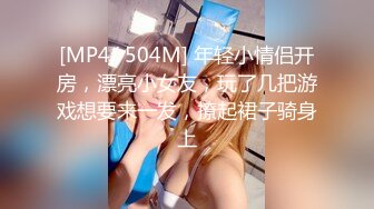 “人家好想要都濕了”淫語挑逗大波美女姐姐閨床上自摸發騷勾引炮友肉棒幹她裹硬騎上就瘋狂扭動被爆幹終於爽了