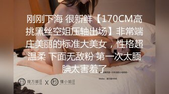 澡堂子偷拍洗澡还化眼线的白嫩小妹美乳盈盈一握阴毛稀疏可见身材纤细匀称