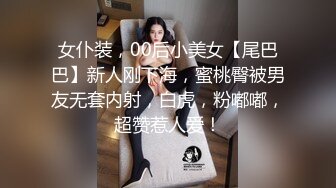 酒店3P虎狼人妻，36岁的身材，保养的很丰满，老公在外面看着浴室这一幕：老婆跪舔吮吸大屌，绿色光芒绿油油！