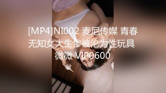 [MP4/ 924M] 烈焰红唇美女大战头套男极品美腿吊带白丝，猛扣多毛骚穴，美女很享受直浪叫