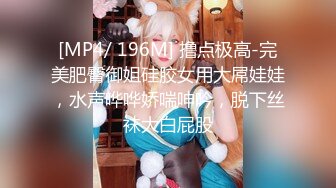 逛万达遇见个黑美甲骚货美女，黑色代表性欲强，跟去拍小逼逼下面也是长了一堆黑乎乎的阴毛！