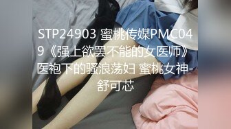 良家小少妇为了生活露脸3P性爱，让两个大哥轮流玩弄，揉奶玩逼各种抽插对着镜头浪叫呻吟，后面被草还要舔鸡巴