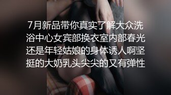 绿奴的小鸡巴被绿主和老婆用脚轮流玩弄