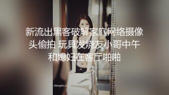 清纯萌动的服务员小美女，吃完饭尾随她上厕所偷拍了一番，小穴流水水还挺动人